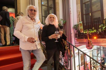 Kitflus y Pedro Castro, en la escalera del palacete del siglo XVIII que alberga el Teatro Flamenco
